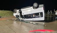 Fotografije nesreće u kojoj su povređeni Srbi i Slovenci: Minibus završio na krovu, vatrogasci sekli vozilo