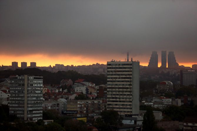 Oblačno tmurno jesenje jutro svitanje Voždovac. Vremenska prognoza, jesen Oblačno tmurno jesenje jutro svitanje Voždovac. Vremenska prognoza, jesen