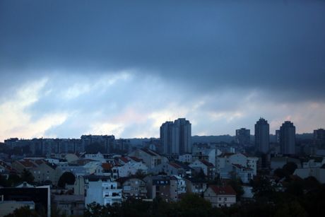 Oblačno tmurno jesenje jutro svitanje Voždovac. Vremenska prognoza, jesen