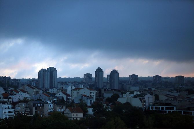 Oblačno tmurno jesenje jutro svitanje Voždovac. Vremenska prognoza, jesen