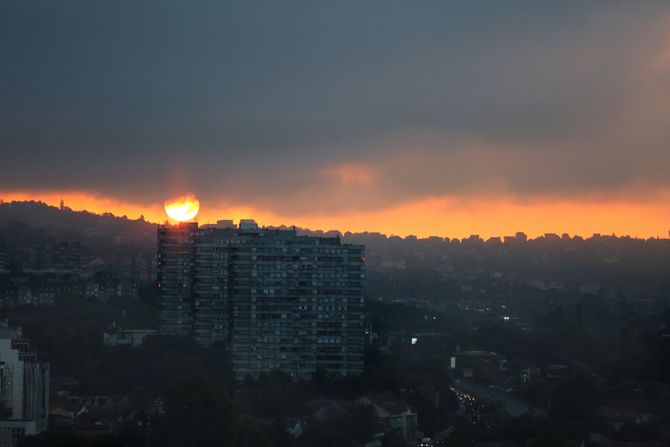 Oblačno tmurno jesenje jutro svitanje Voždovac. Vremenska prognoza, jesen