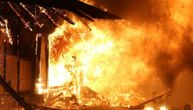 Požar u kući u Leskovcu: Povređena žena (67), zadobila opekotine drugog i trećeg stepena, prevezena u Niš