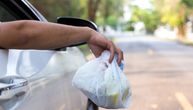 Sramno ponašanje na prometnoj beogradskoj ulici: Sve smeće izbacio kroz prozor automobila