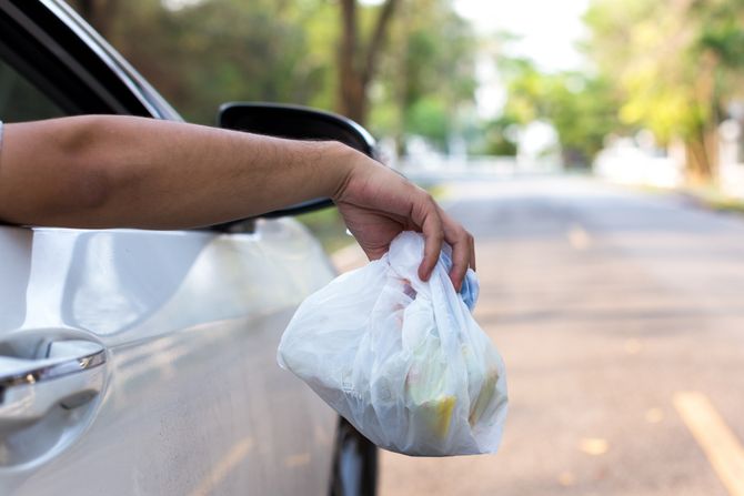 Bacanje đubreta iz kola automobila