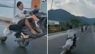 Kockanje sa životom: Pogledajte šta devojka radi na motoru, jeziva scena