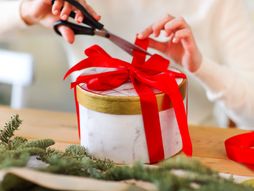 poklon, pakovanje poklona, mašna