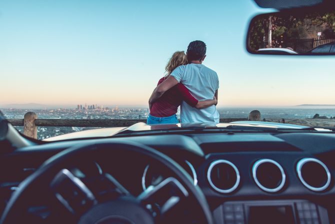 Ljubavni par, ljubav, zajedničko putovanje, partner, brak, zajedničko putovanje, auto, zajednički auto Ljubavni par, ljubav, zajedničko putovanje, partner, brak, zajedničko putovanje, auto, zajednički auto