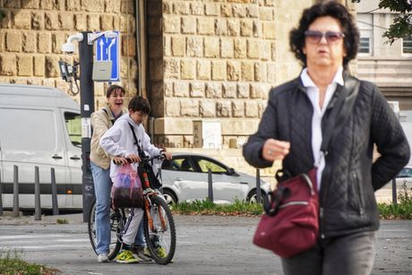 Beograd vremenska prognoza, jesen, jesenje vreme, ulica, šetači