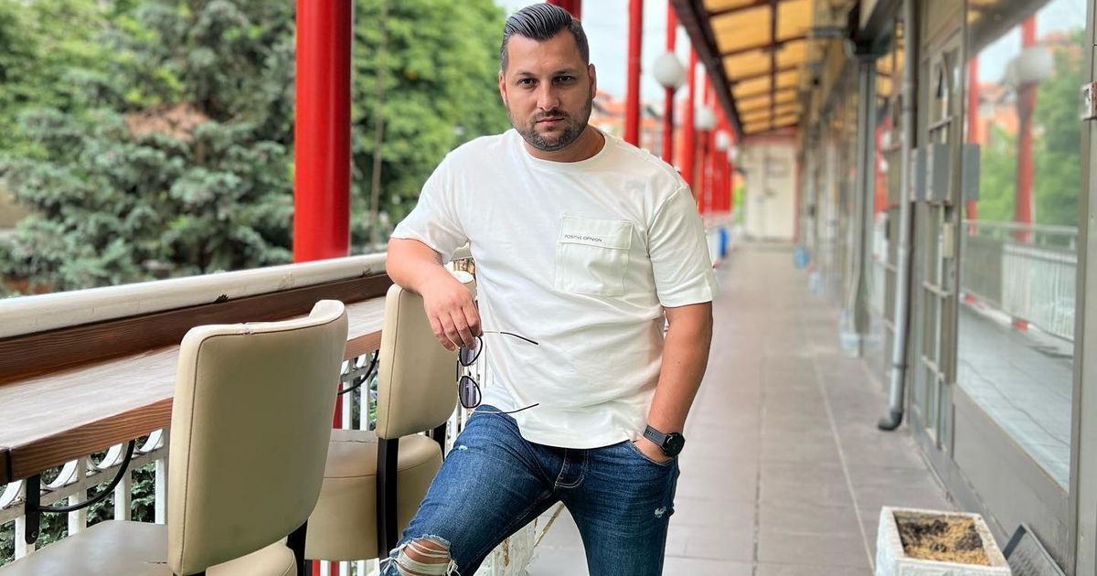 Naš pevač ima šestoro dece, svakom će kupiti po stan: Vozi auto od 100.000€, a znaju ga samo po jednom hitu