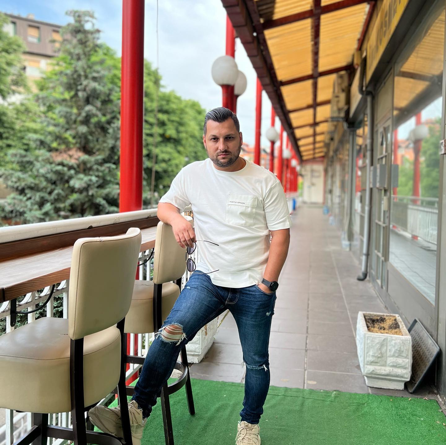 Naš pevač ima šestoro dece, svakom će kupiti po stan: Vozi auto od 100.000€, a znaju ga samo po jednom hitu