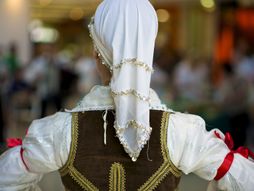 srpska narodna nošnja kolo