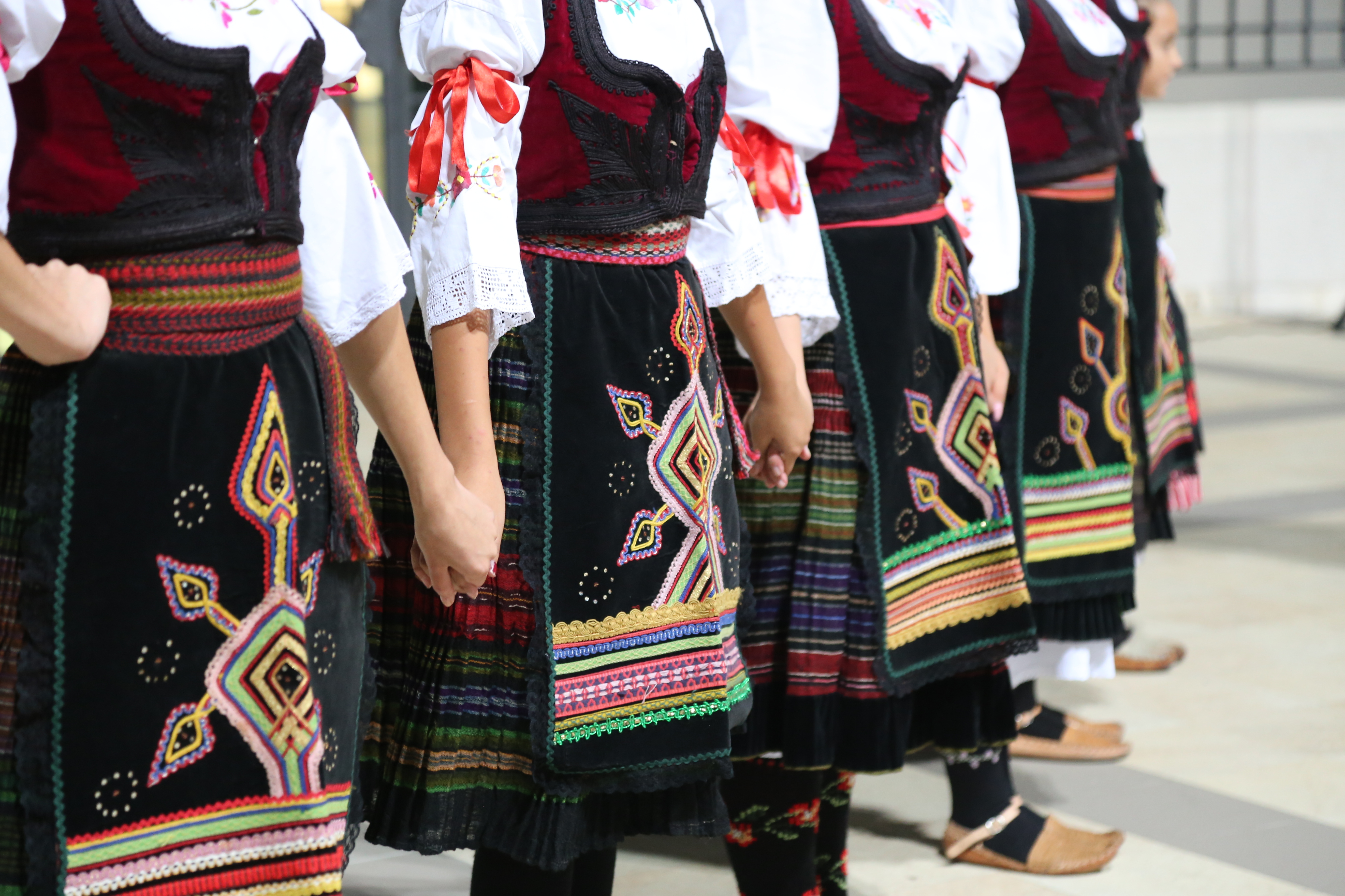 Prelep snimak sa juga Srbije: Smotra folklora u Svetim Arhangelima u Prizrenu okupila čuvare tradicije