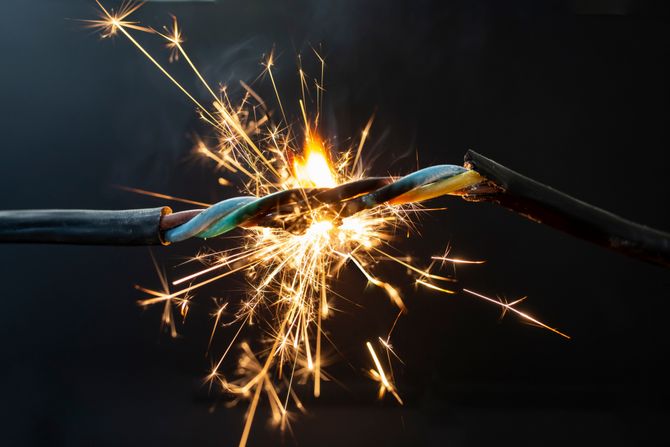 Varnice električni kabl kabl struja kvar Varnice električni kabl kabl struja kvar