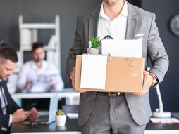 Otkaz otkazi otpušten čovek muškarac gubitak posla otpuštanje