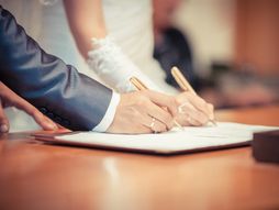 Prezime, devojačko prezime, venčanje, upisivanje u knjigu venčanih, novo prezime, venčano prezime