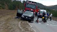 Težak udes na putu kod Zlatibora: Vozila smrskana, jedna osoba leži pored automobila, drugu izvukli vatrogasci