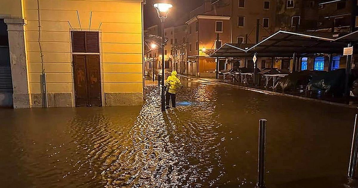 SEA FLOODS DALMATIA! Several cities underwater, swan swims through Sibenik streets