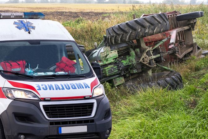 Prevrnut traktor hitna pomoć