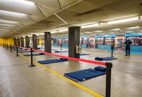 mesta za spavanje u stanici metroa Eschenheimer Tor u Frankfurtu na Majni