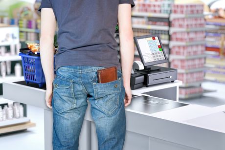 Muškarac tinejdžer novčanik dečak prodavnica kasa krađa