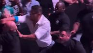Haos u Abu Dabiju: Navijač napao MMA borca, skočio na njega iz publike, ovaj ga "ošinuo" pesnicom