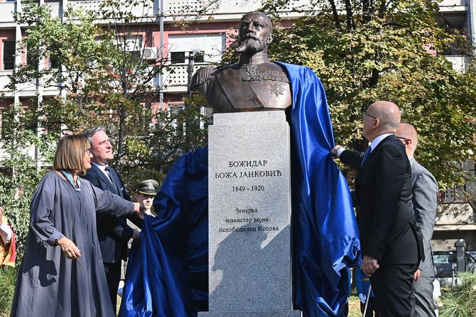 Ministar Vučević otkrio spomenik generalu Božidaru Boži Jankoviću