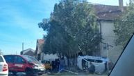Težak udes kod Novog Sada, ljudi gledaju u neverici: Jedno vozilo prevrnuto uz kuću, drugo udareno spreda