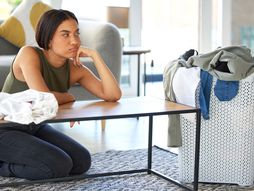 Garderoba, gomila garderobe, gomila veša, veš, korpa za veš