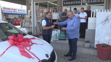Joviša za dvadeset godina poštenog rada od vlasnika na poklon dobio nov automobil