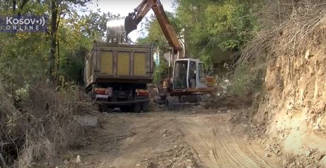 Preko starog srpskog groblja u Severnoj Mitrovici prokopan put Severna Mitrovica groblje put Preko starog srpskog groblja u Severnoj Mitrovici prokopan put Severna Mitrovica groblje put