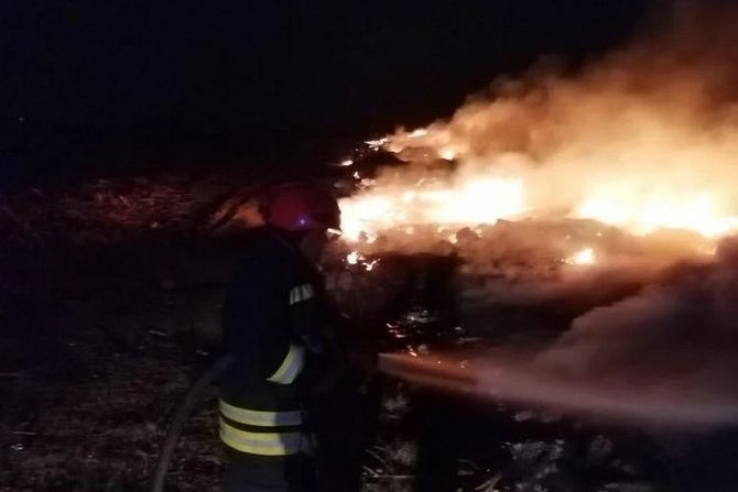 Vatrogasci Požar divlje deponije na Zrenjaninskom putu kod Kaća