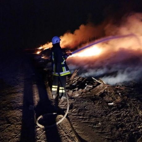 Vatrogasci Požar divlje deponije na Zrenjaninskom putu kod Kaća