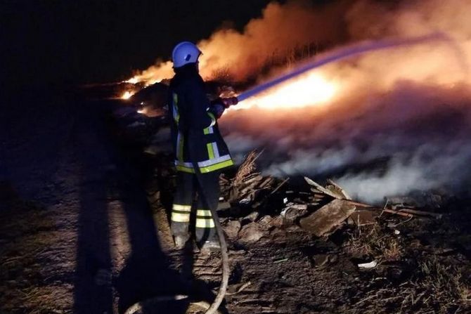 Vatrogasci Požar divlje deponije na Zrenjaninskom putu kod Kaća