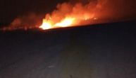 Ozbiljan požar se razbuktao u brdima iznad Rakovca: Gašenje otežava nepristupačan teren