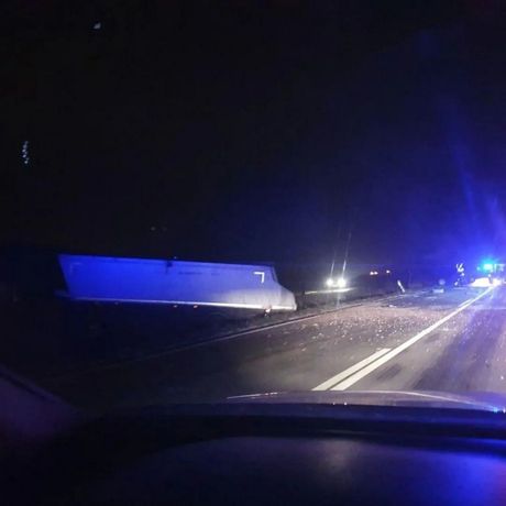 Saobraćajna nesreća Sudar kamiona i traktora na putu Putinci Žarkovci