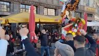 Delije okupirale centar Lajpciga: Grmi pesma u Nemačkoj, ulični zabavljač izazvao ludnicu