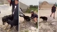 Pas zaglavio glavu u plastičnu bocu, a spasili ga biciklisti: Pogledajte kako im se zahvalio