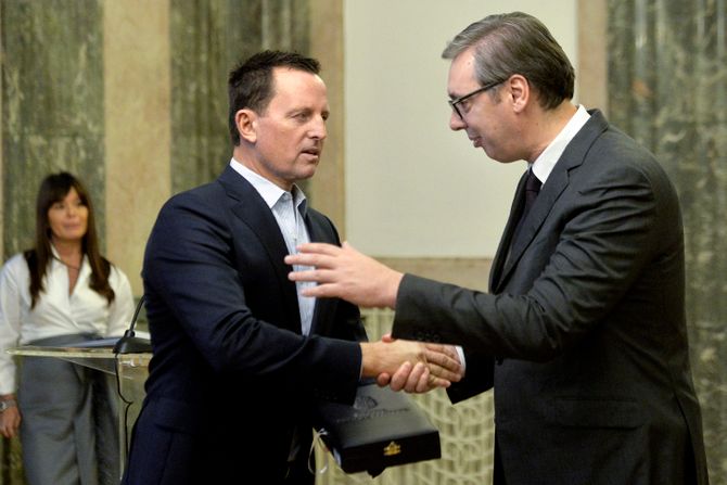 Aleksandar Vučić i Ričard Grenel, uručenje Ordena srpske zastave Aleksandar Vučić i Ričard Grenel, uručenje Ordena srpske zastave