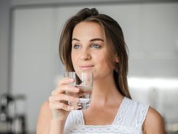 voda, čaša vode, pijenje vode, devojka, jutro