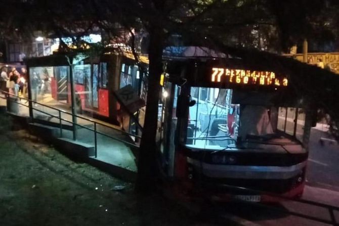 Autobus 77 udes Studentski dom Slobodan Penezić