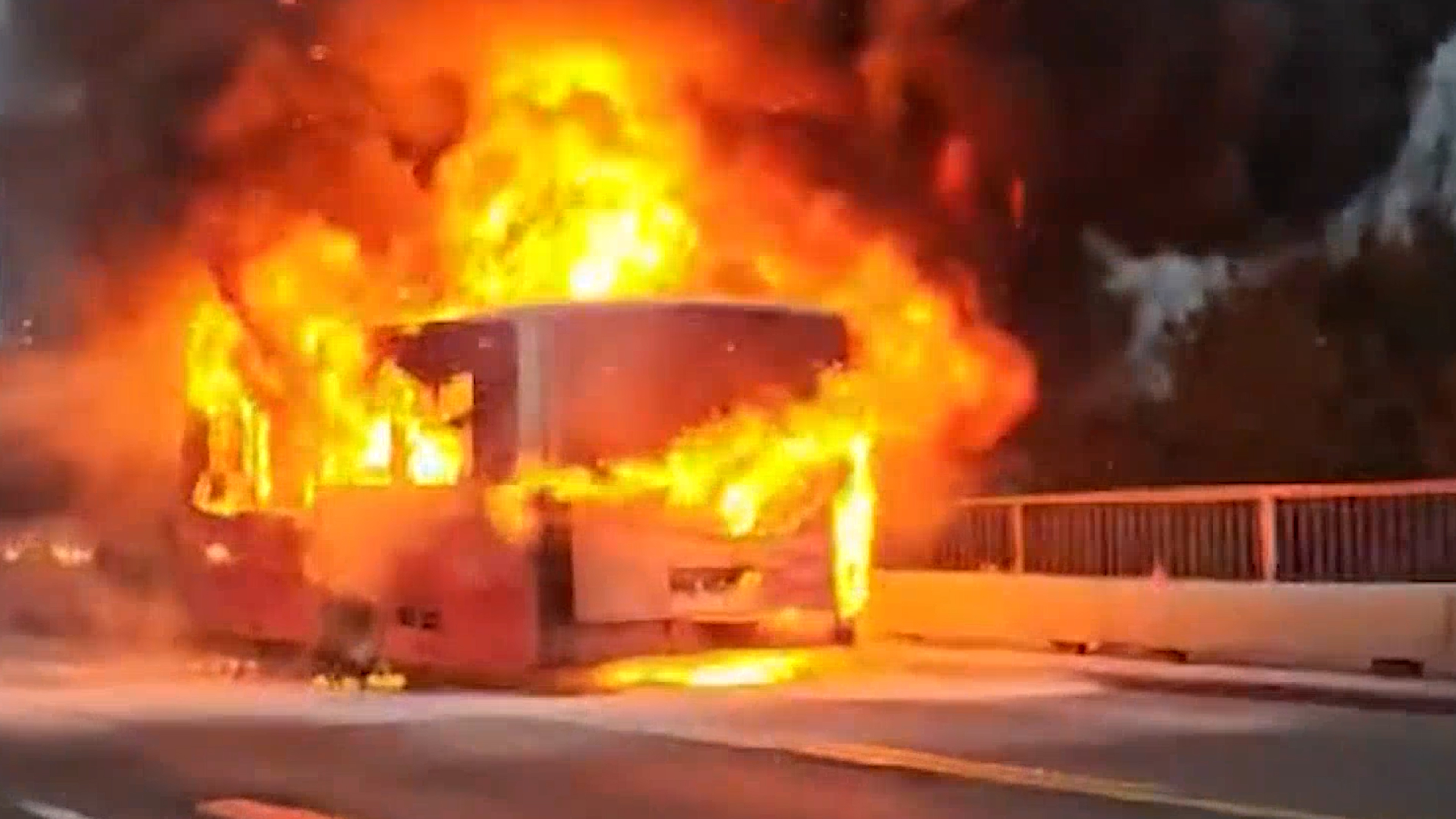 TRAGEDIJA Autobus udario u zaštitnu ogradu i zapalio se: Osam mrtvih u Turskoj, među žrtvama i beba