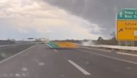 Apokaliptičan snimak sa auto-puta: Ispred vozila u pokretu sručio se znak