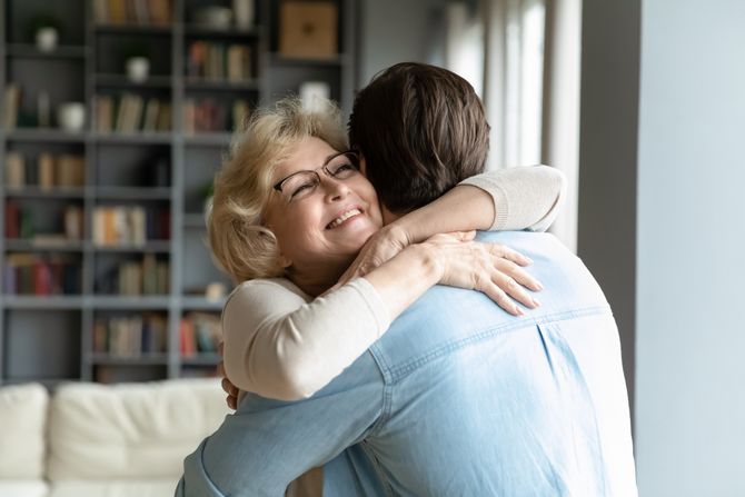 ljubav starije žene i mlađeg muškarca, muškarac, zagrljaj ljubav starije žene i mlađeg muškarca, muškarac, zagrljaj