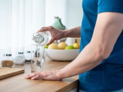 Voda muškarac čaša vode