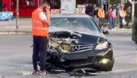 Žestoko "čukanje" u centru Novog Sada: Mercedes zgužvan, drugo vozilo završilo na drugoj strani ulice