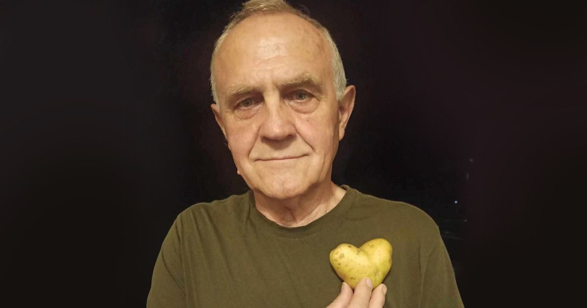 U Dragoradov krompir gleda ceo Bogatić: Oblik govori više od reči, a za njega ima posebnu simboliku U Dragoradov krompir gleda ceo Bogatić: Oblik govori više od reči, a za njega ima posebnu simboliku