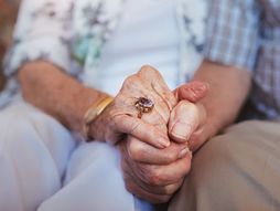 Baba i deda se drže za ruku, ruke, starci, stari ljudi