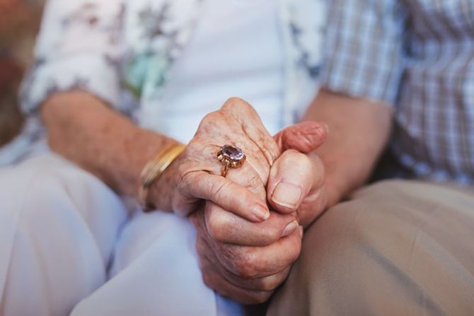 Baba i deda se drže za ruku, ruke, starci, stari ljudi Baba i deda se drže za ruku, ruke, starci, stari ljudi