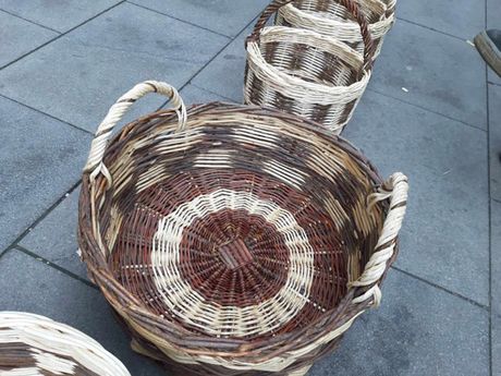 Božidar Kamberović iz Lepenice kod Vladičinog Hana prodaje korpe ispletene od pruća crvene vrbe