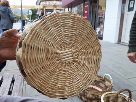 Božidar Kamberović iz Lepenice kod Vladičinog Hana prodaje korpe ispletene od pruća crvene vrbe